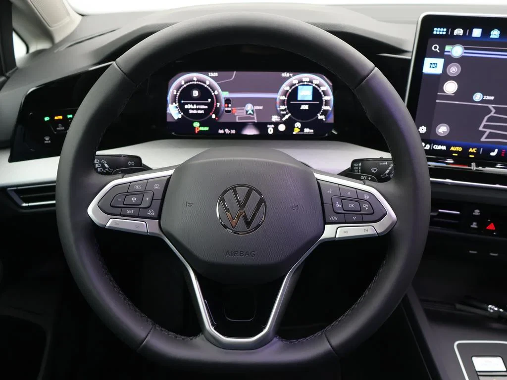 Volkswagen-Golf-image-21