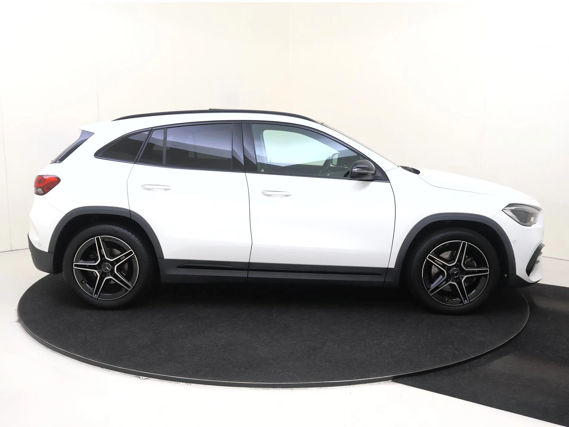 Mercedes-Benz-GLA-image-8