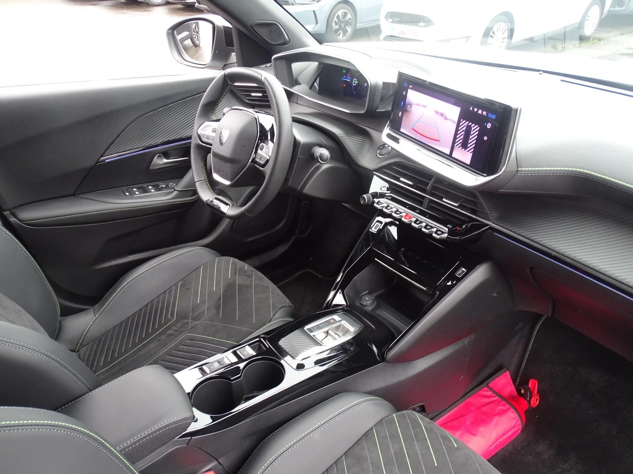 Peugeot-e-2008-image-7