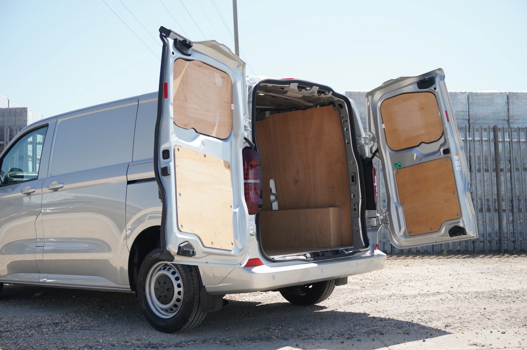 Volkswagen-Transporter-image-17