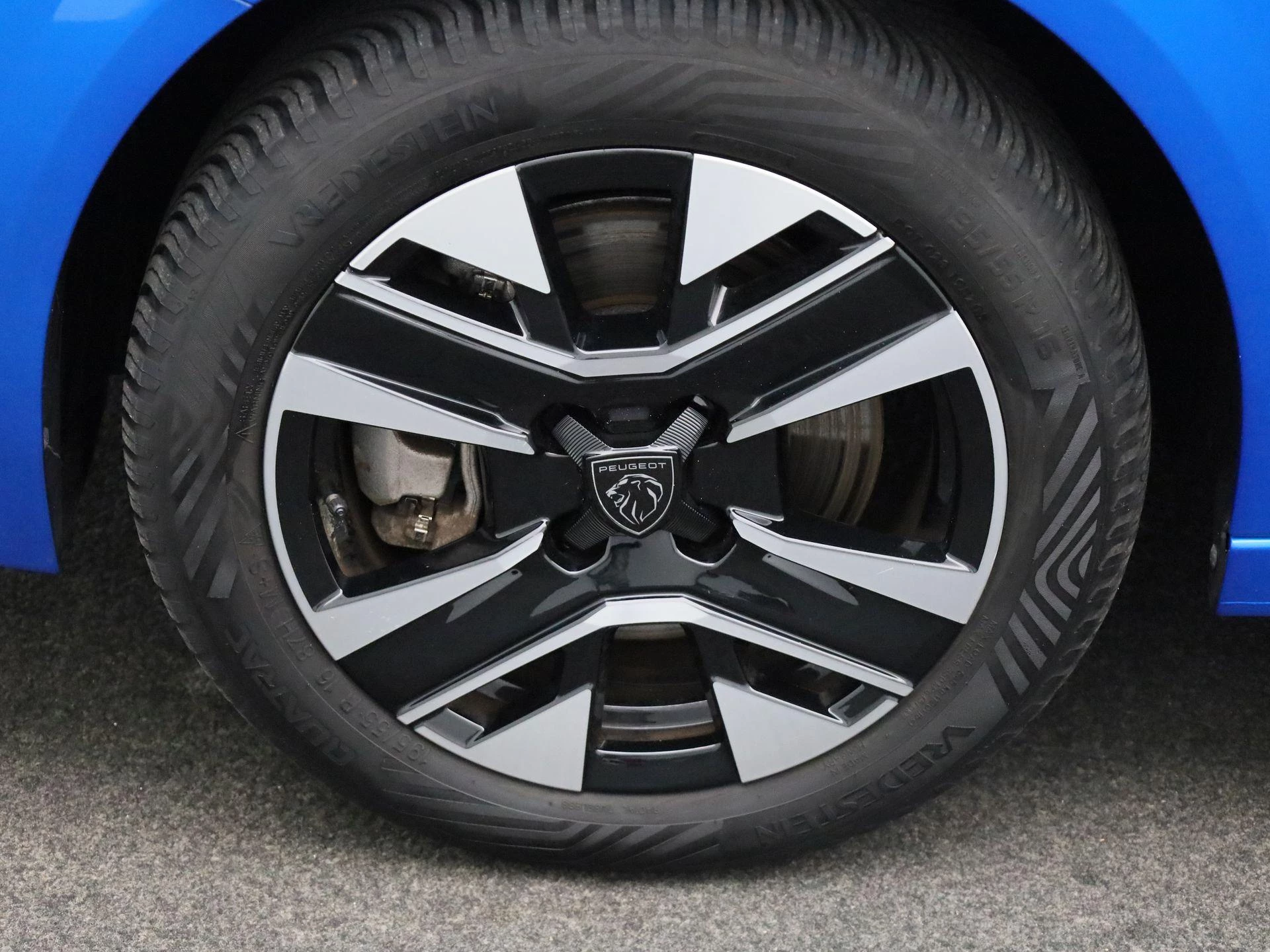 Peugeot-e-208-image-11