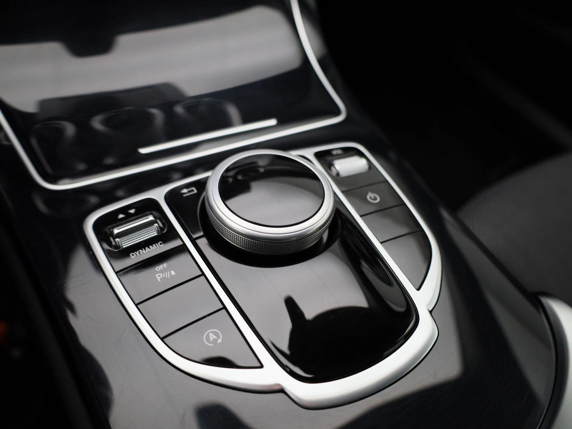 Mercedes-Benz-C-Klasse-image-23