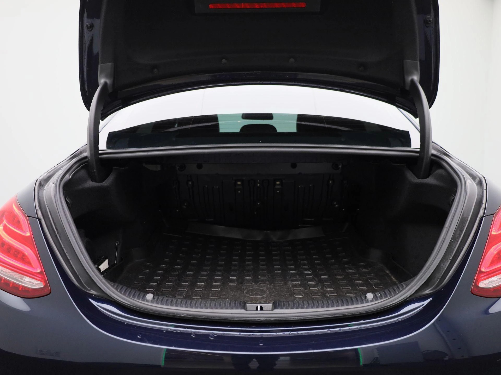 Mercedes-Benz-C-Klasse-image-12