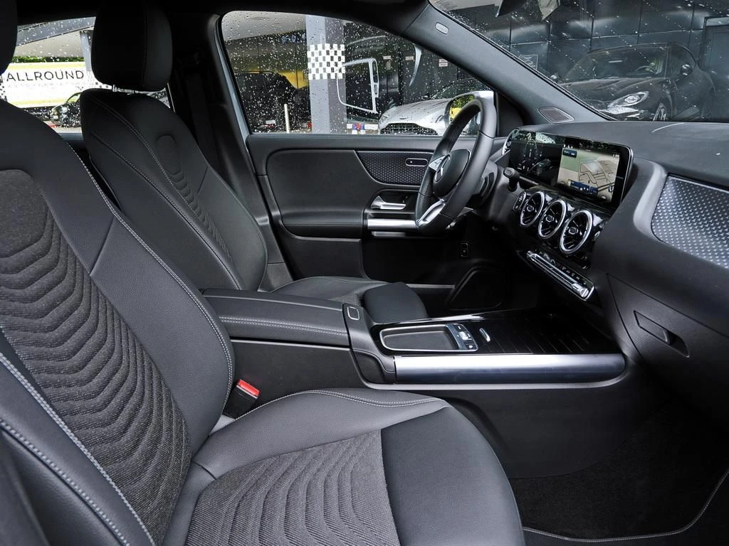 Mercedes-Benz-GLA 200 d-image-11