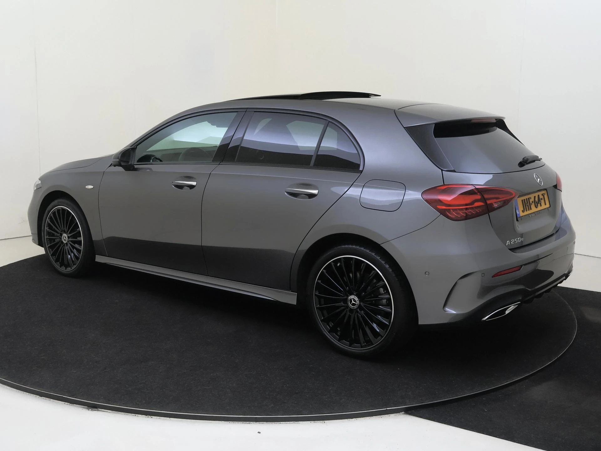 Mercedes-Benz-A-Klasse-image-2