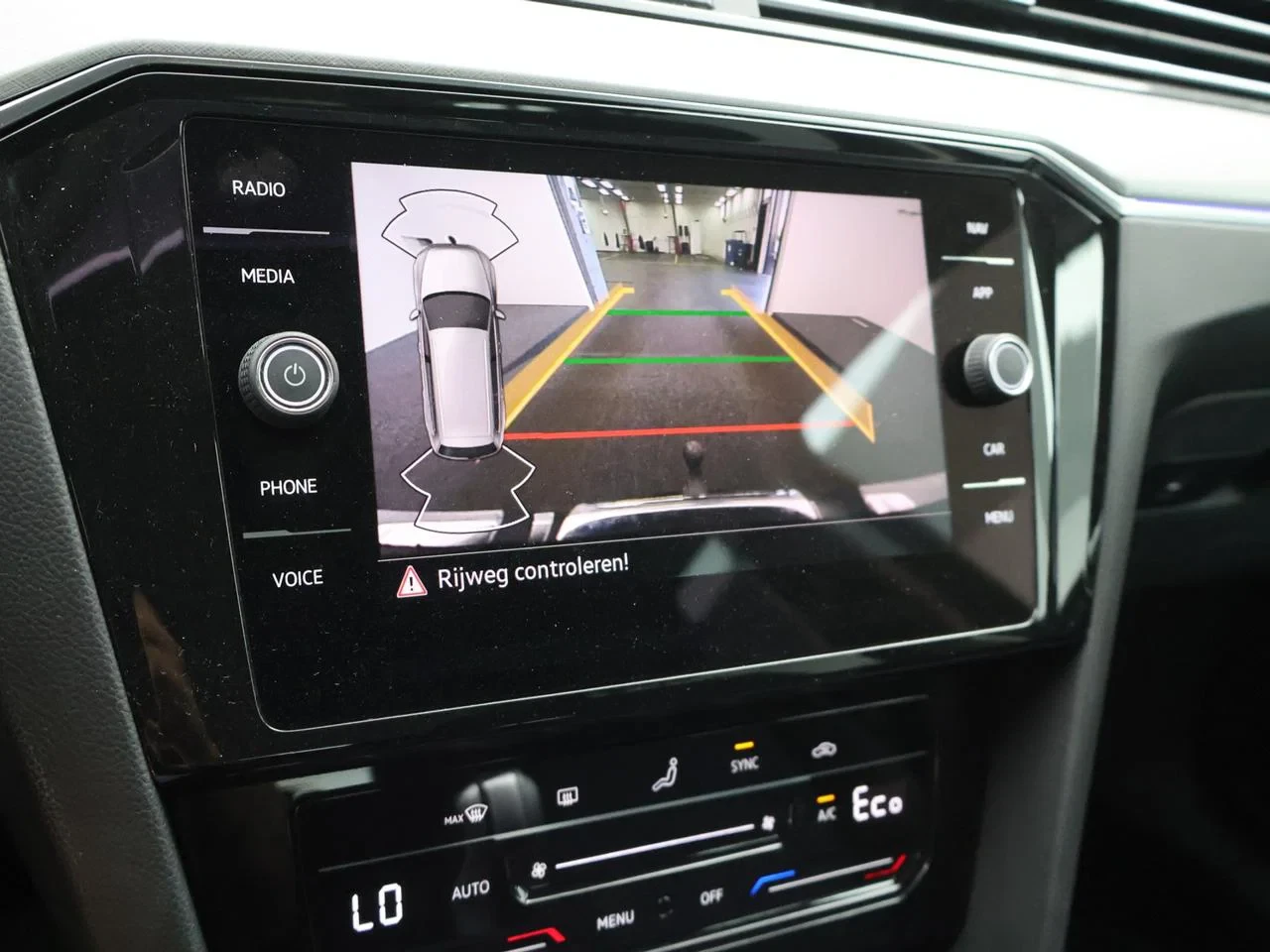 Volkswagen-Passat-image-18