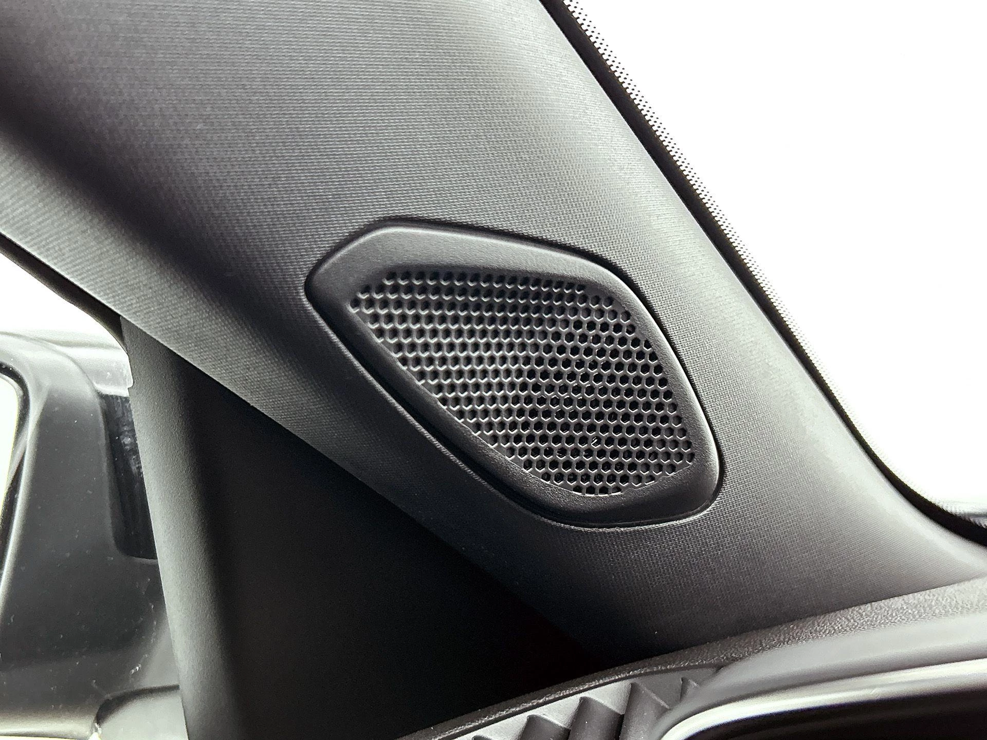 Peugeot-e-2008-image-18