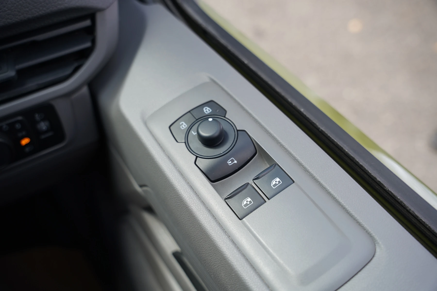 Volkswagen-Transporter-image-23