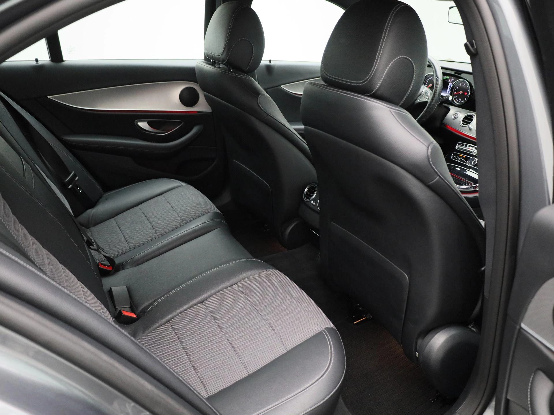 Mercedes-Benz-E-Klasse-image-32