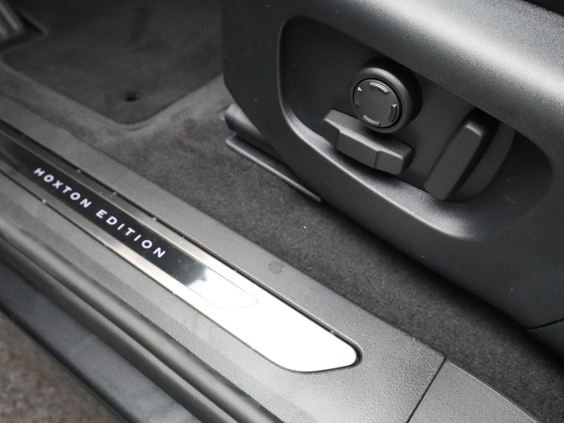 Land Rover-Range Rover Evoque-image-22