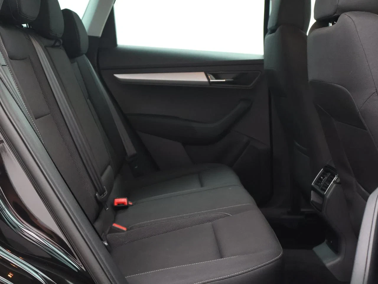 Škoda Karoq Karoq Clever 1.0 TSI 110PK *NAVI*BLTH*CRUISE*APP CONNECT*VERDUISTERDE RAMEN*CAMERA*..