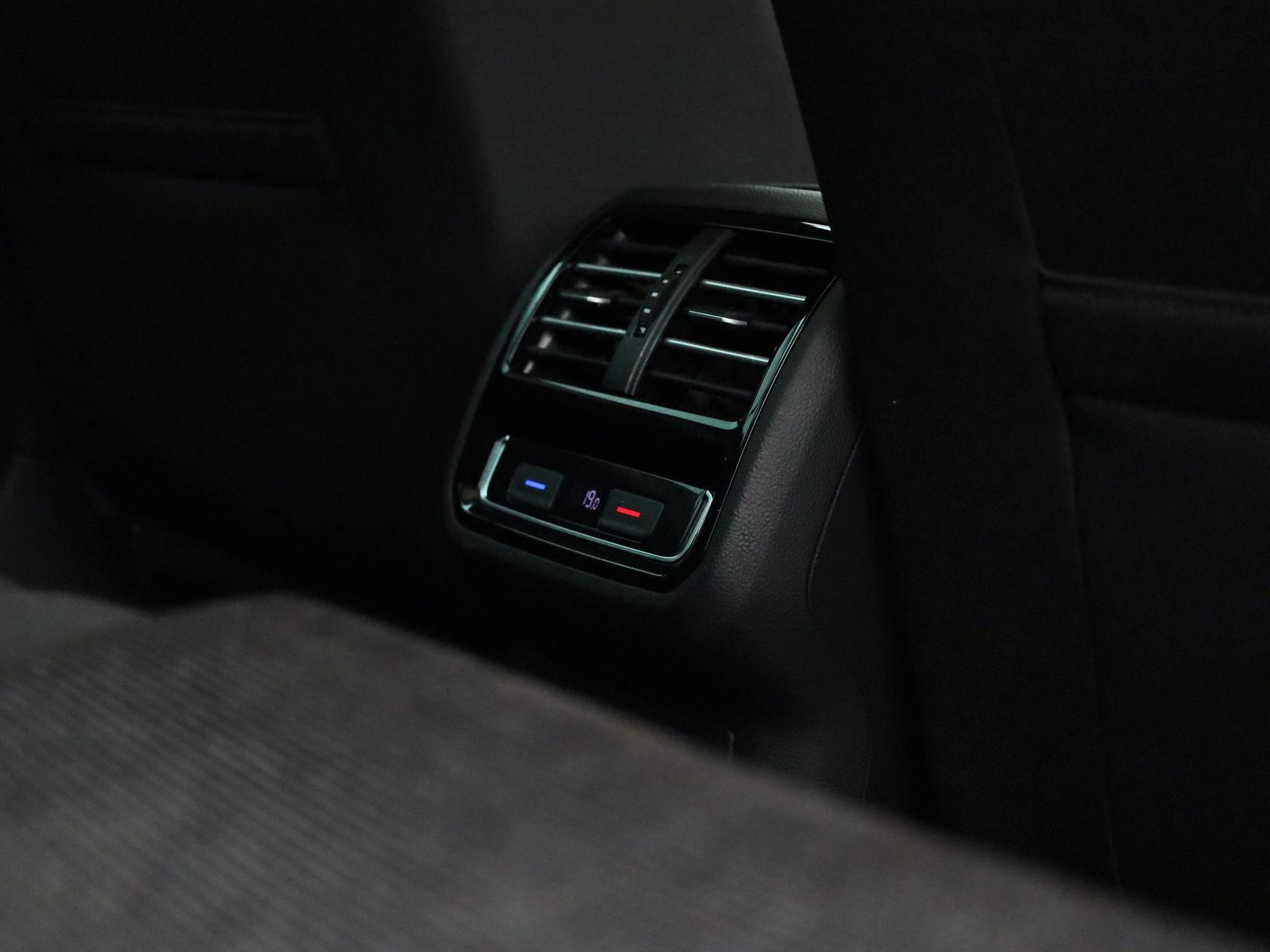 Volkswagen-Passat-image-35