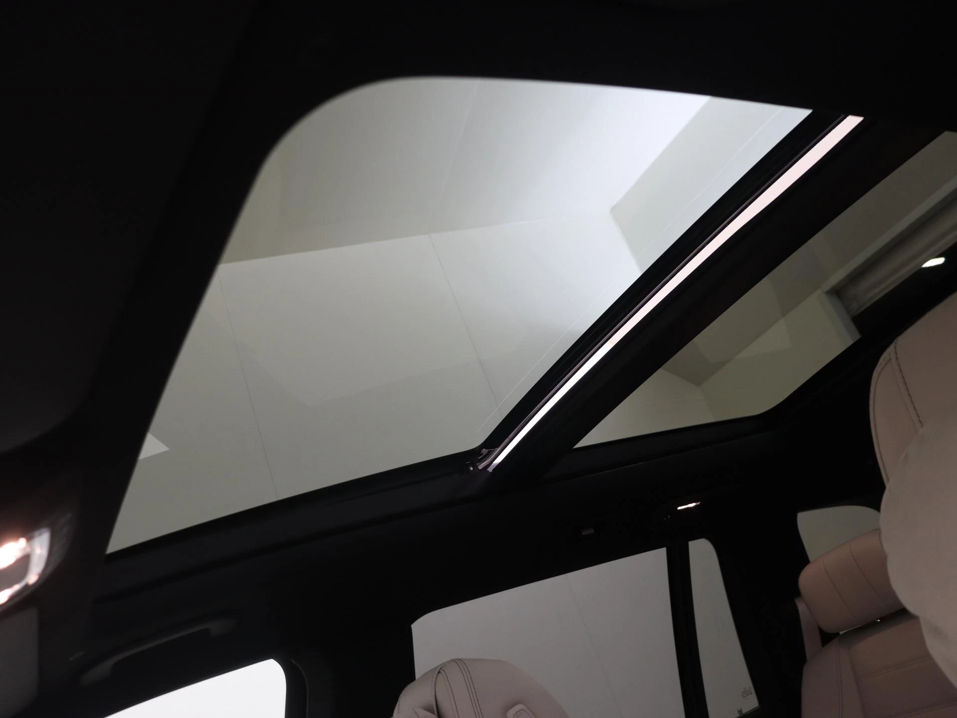 Mercedes-Benz-GLS-image-28