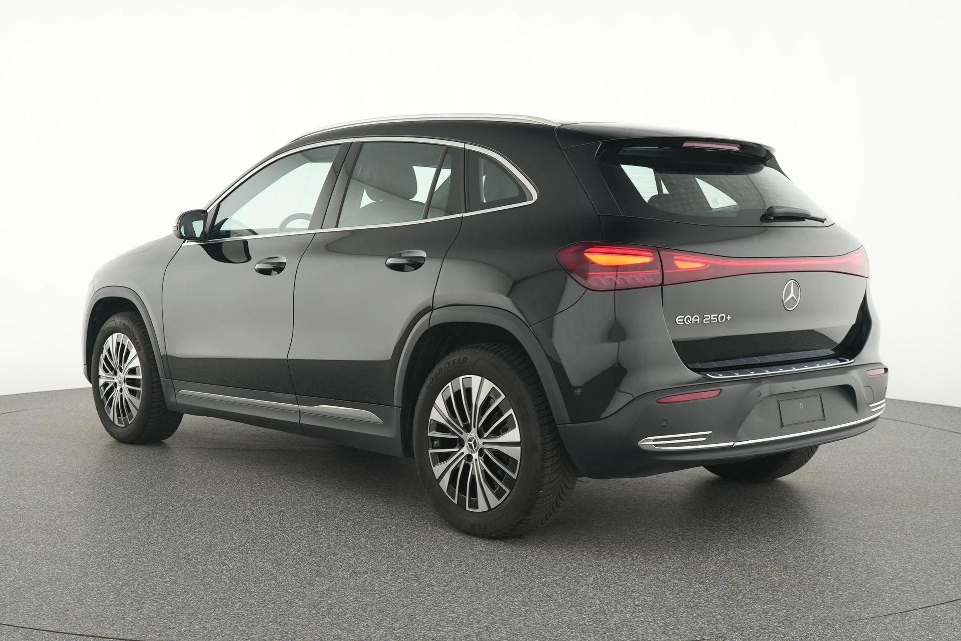 Mercedes-Benz-EQA-image-2