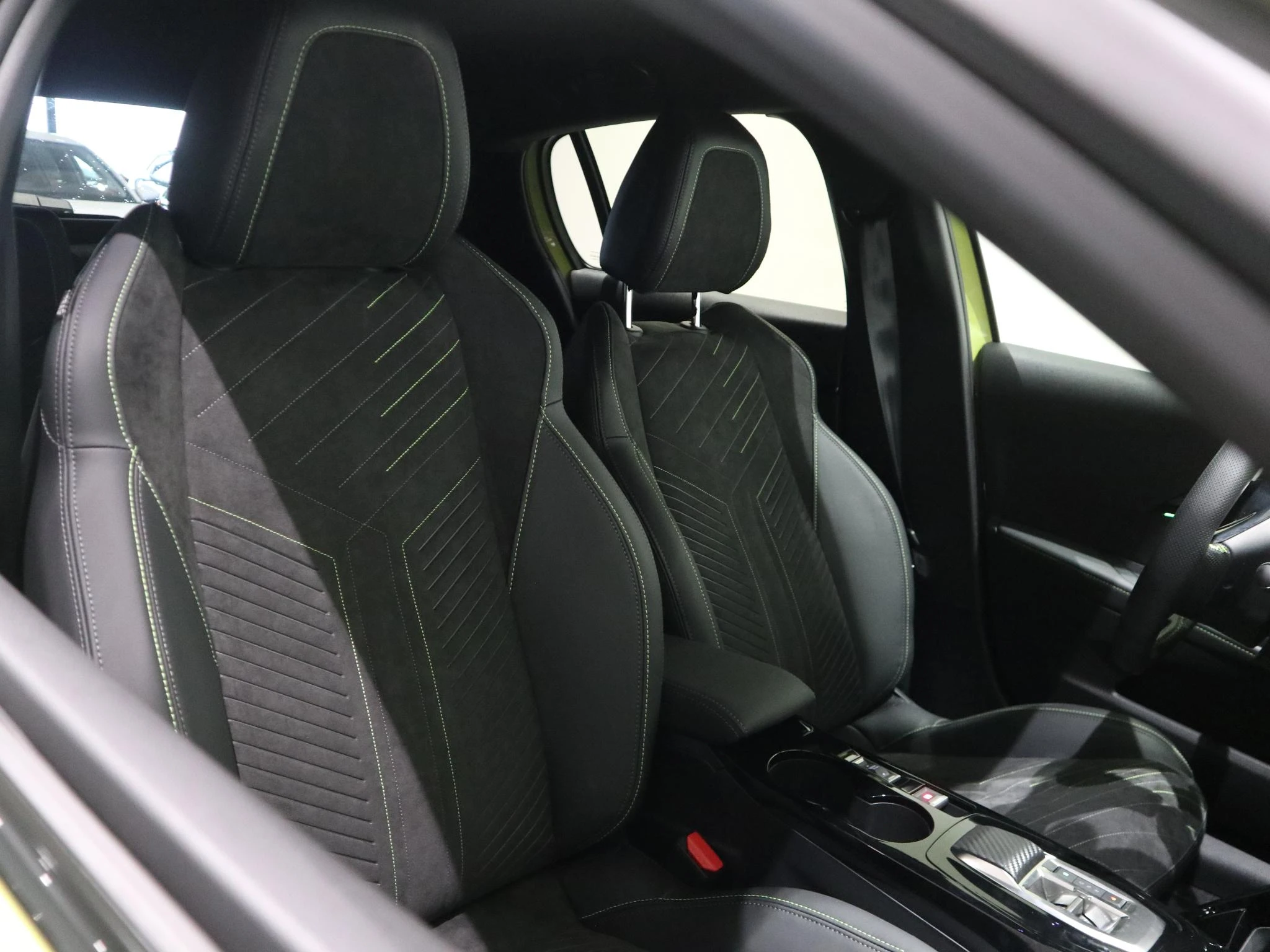 Peugeot-e-208-image-40