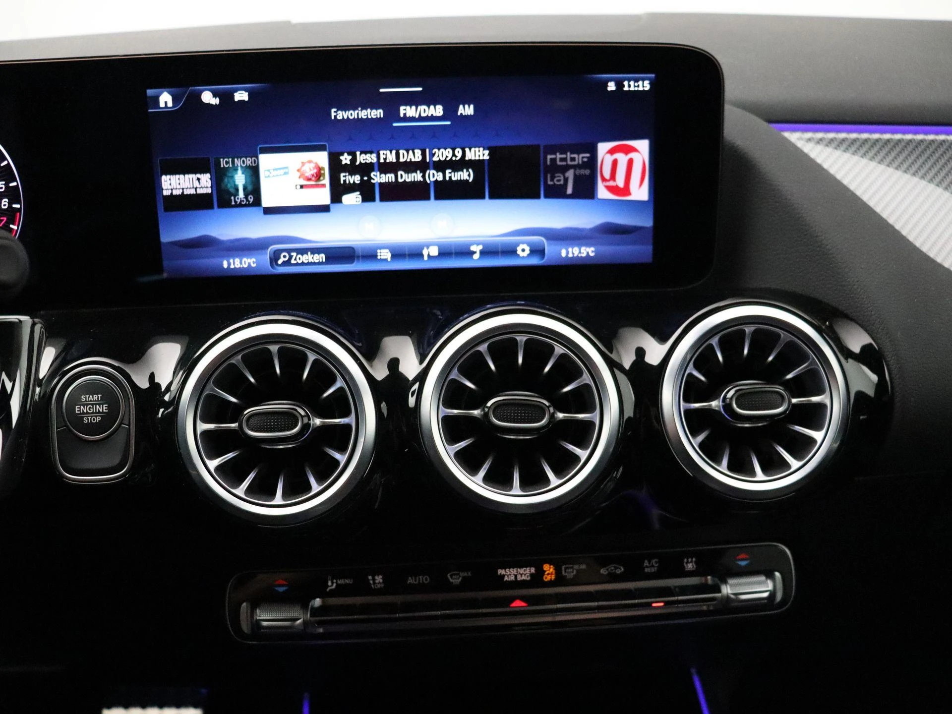 Mercedes-Benz-GLA-image-14