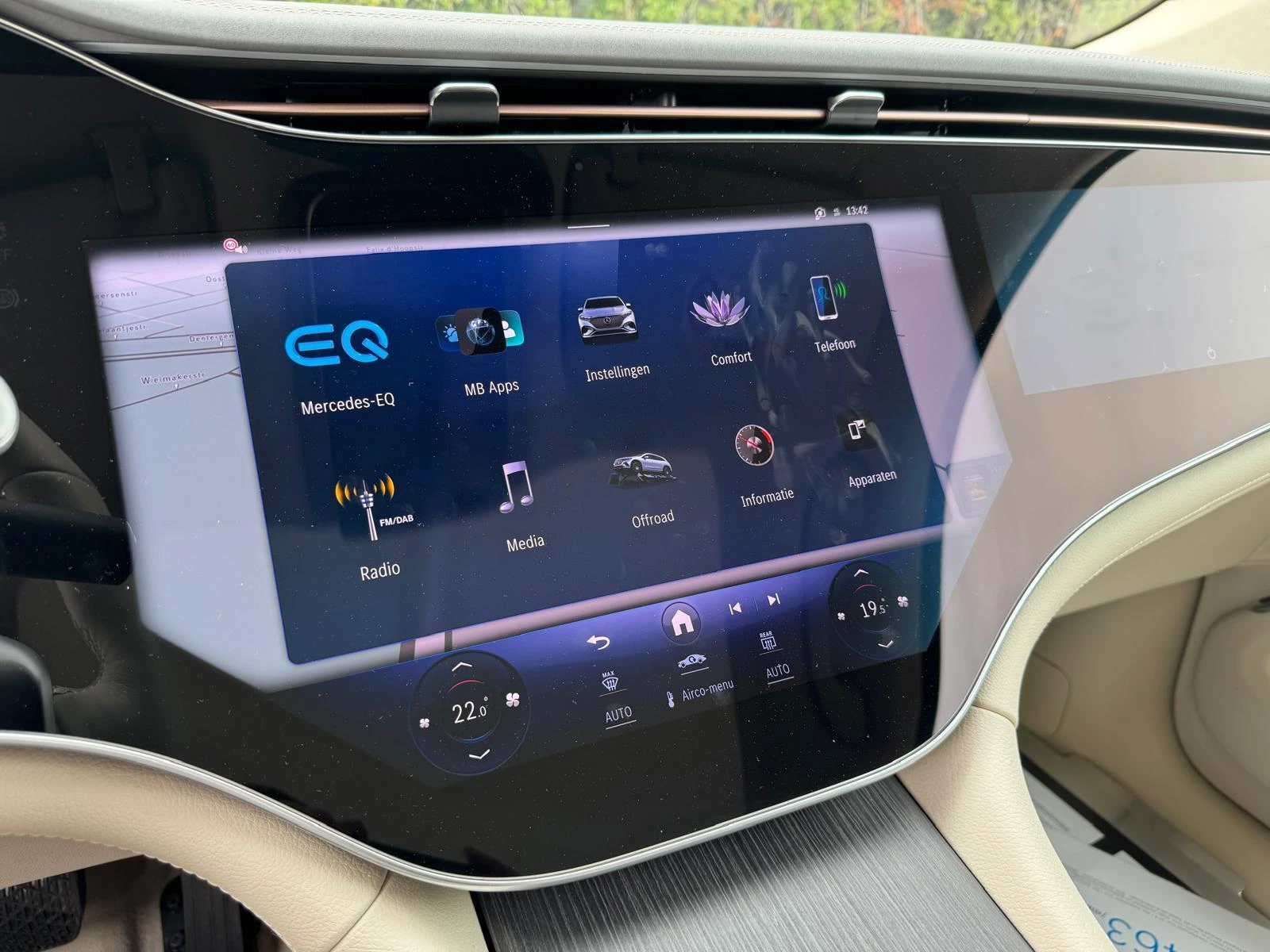 Mercedes-Benz-EQS-image-22