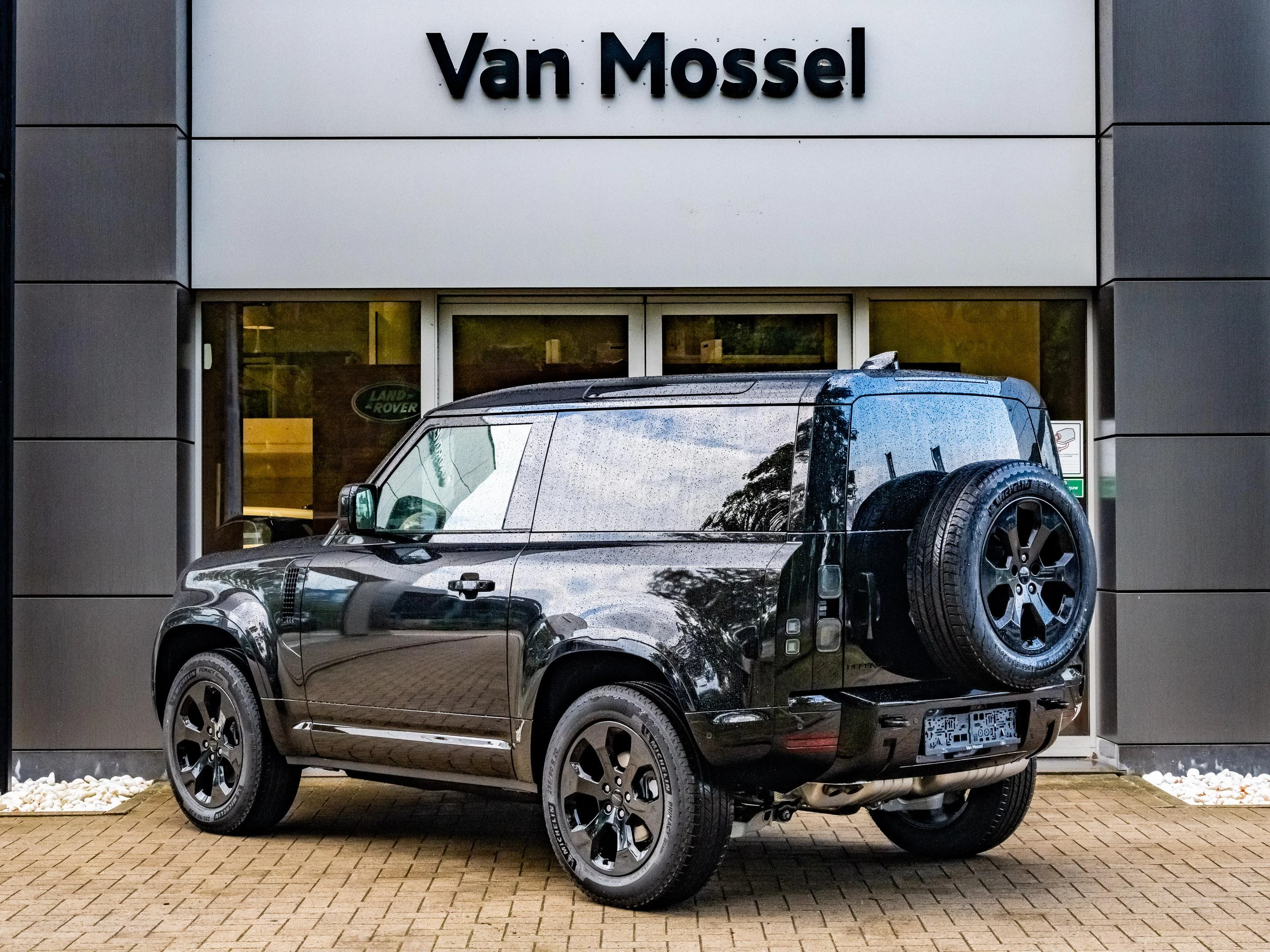 Land Rover-Defender-image-3