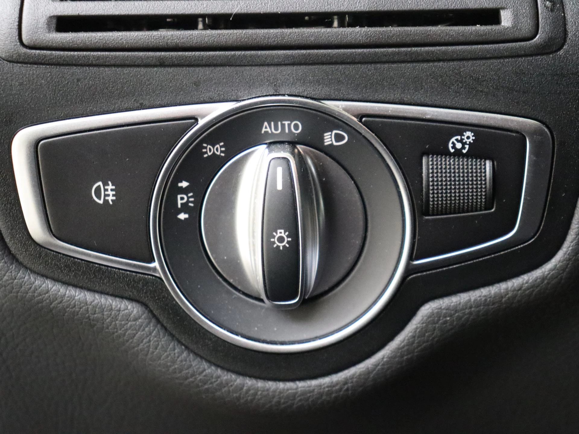 Mercedes-Benz-GLC-image-24