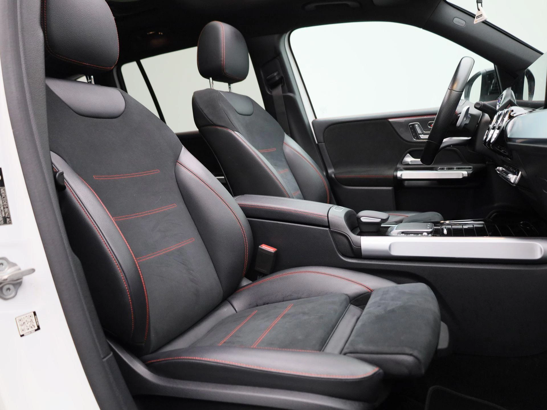 Mercedes-Benz-GLB-image-36