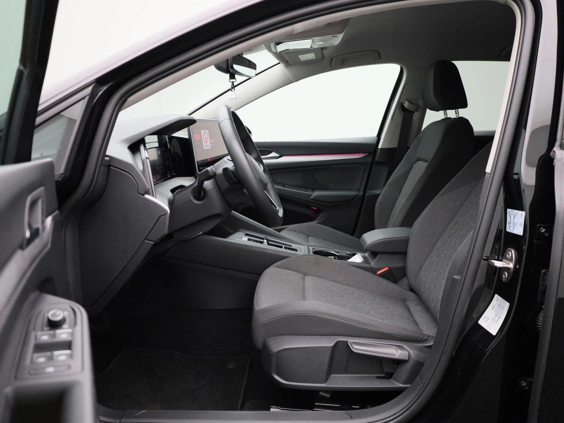 Volkswagen-Golf-image-10