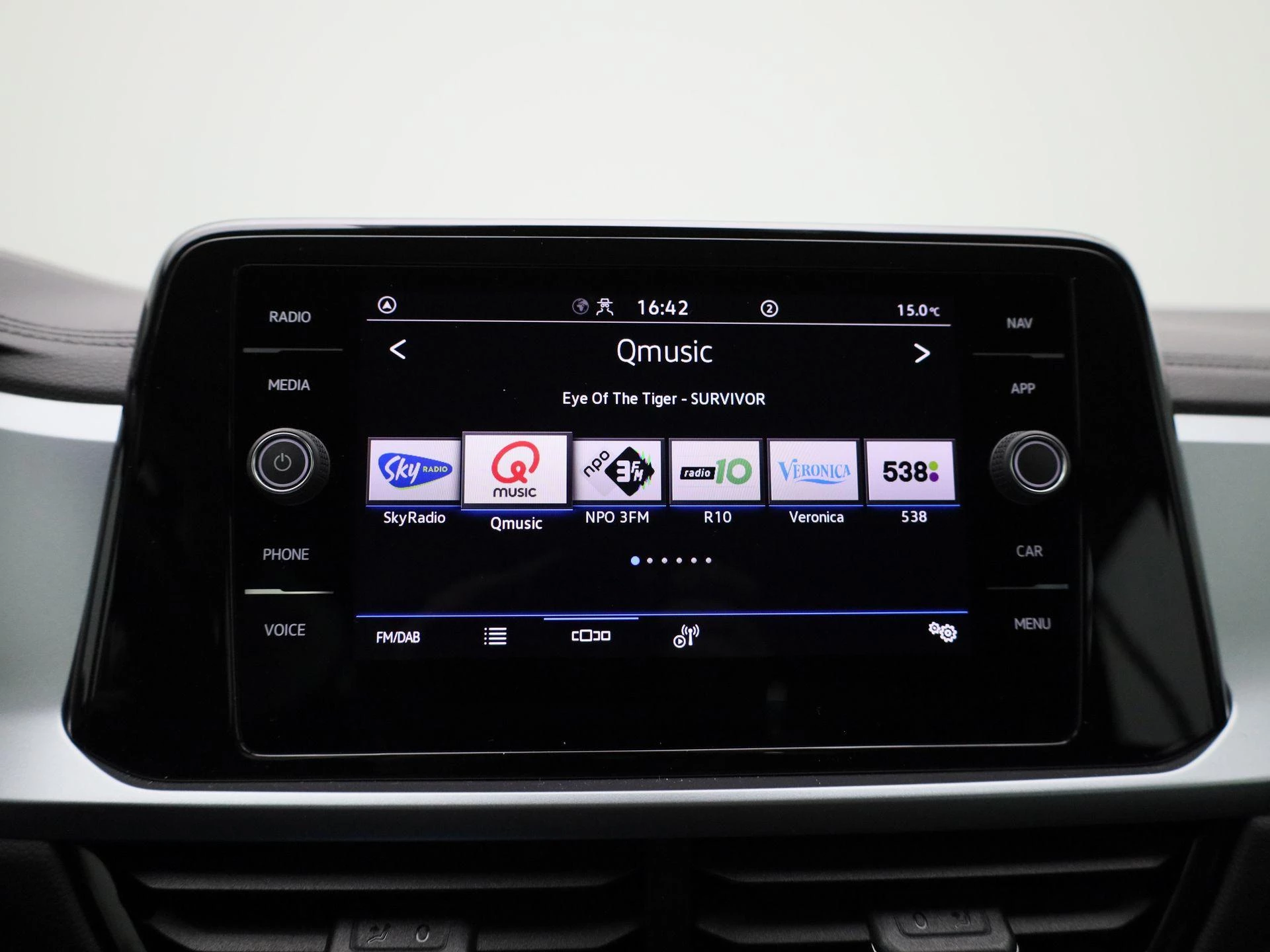 Volkswagen-T-Roc-image-14