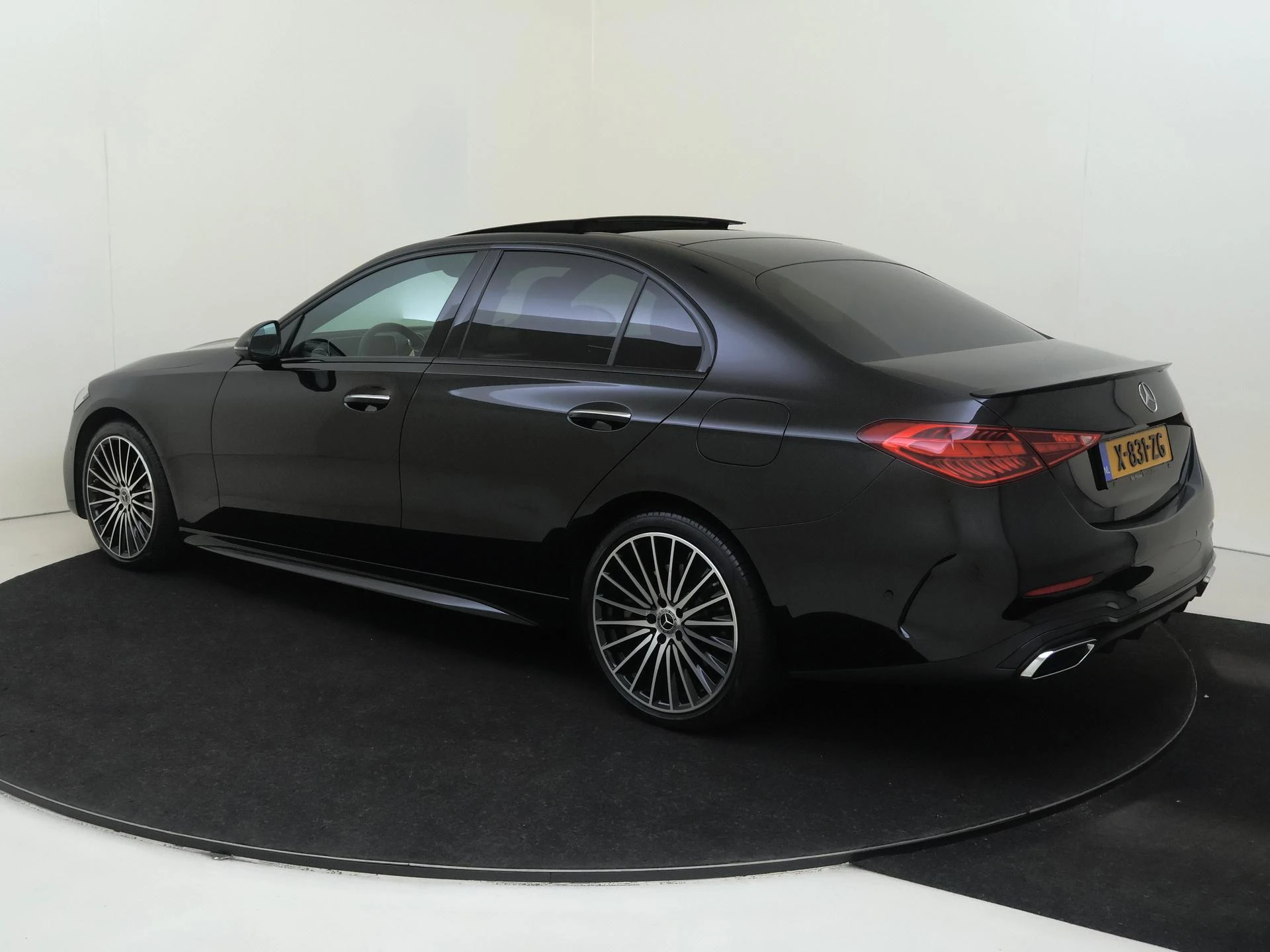 Mercedes-Benz-C-Klasse-image-2