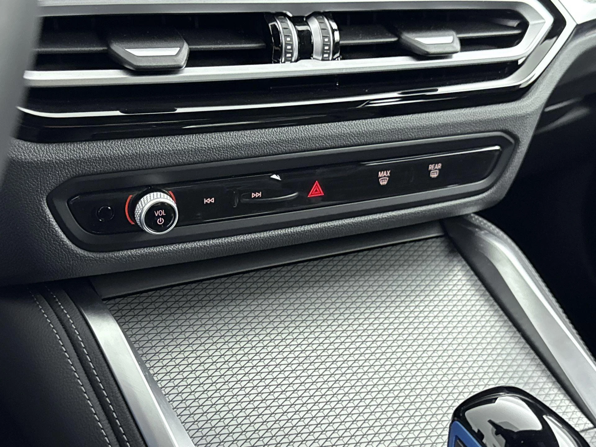 BMW-i4-image-21