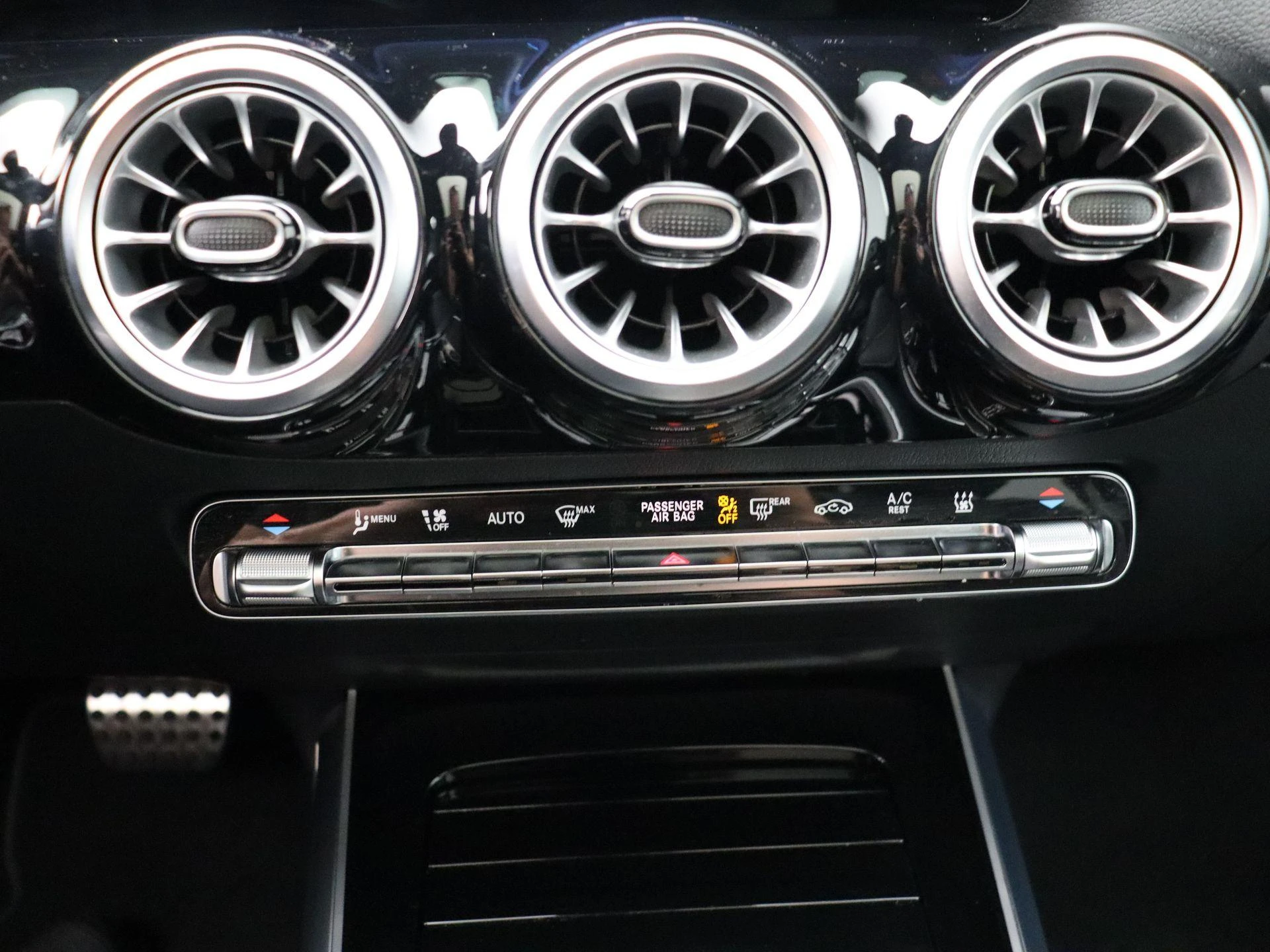 Mercedes-Benz-GLA-image-20