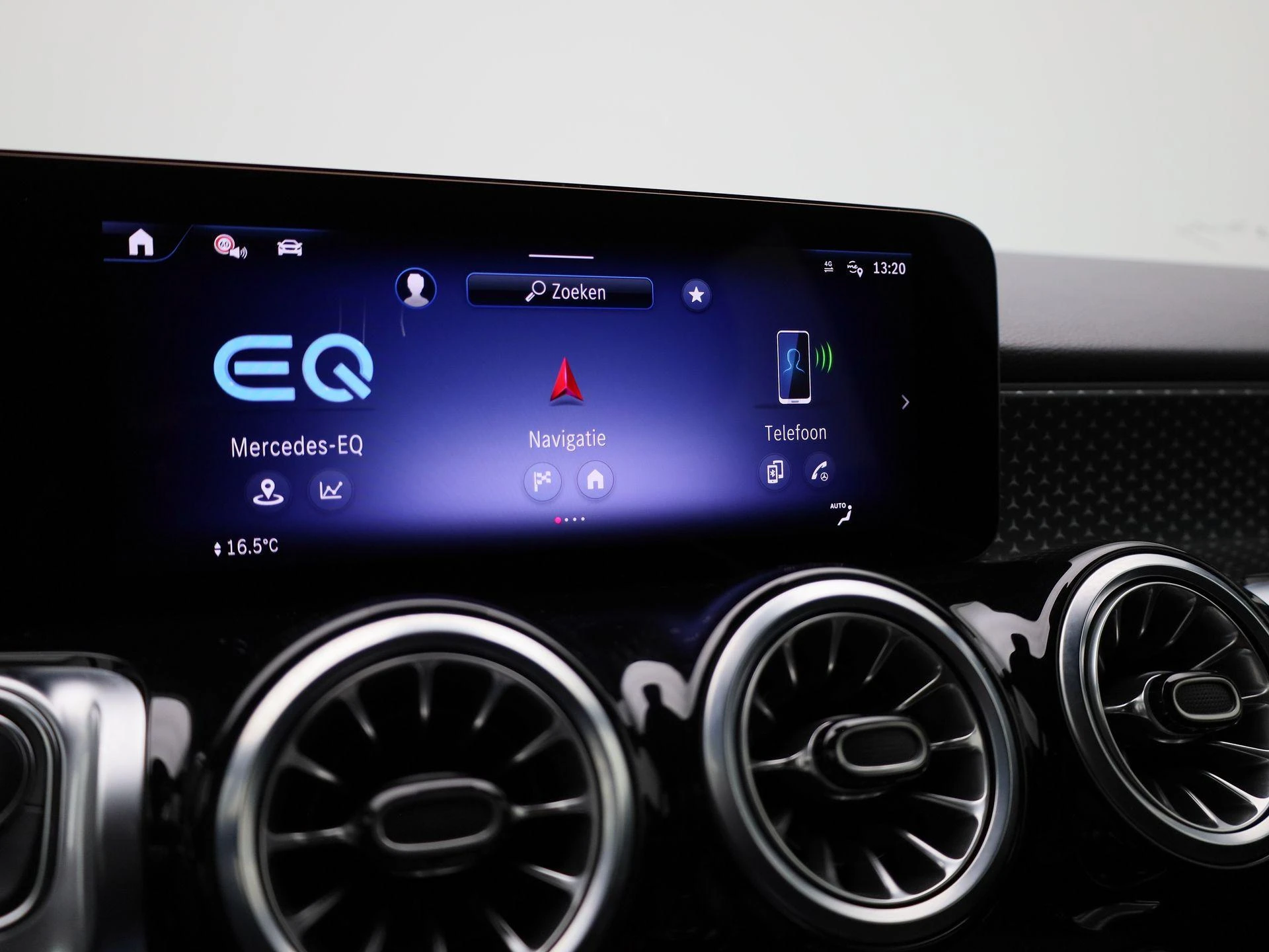 Mercedes-Benz-EQB-image-16
