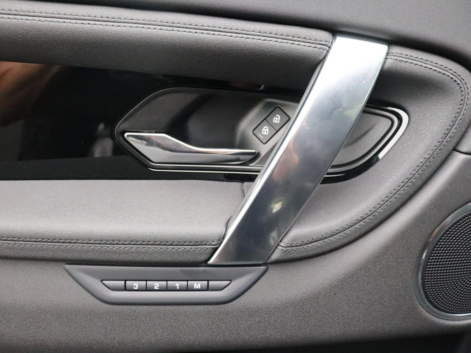 Land Rover-Discovery Sport-image-8