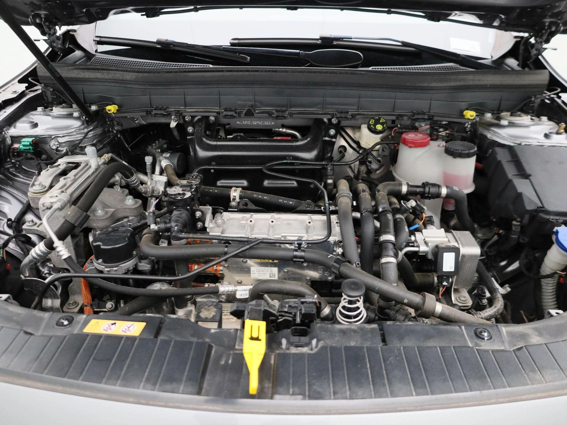 Mercedes-Benz-EQB-image-36