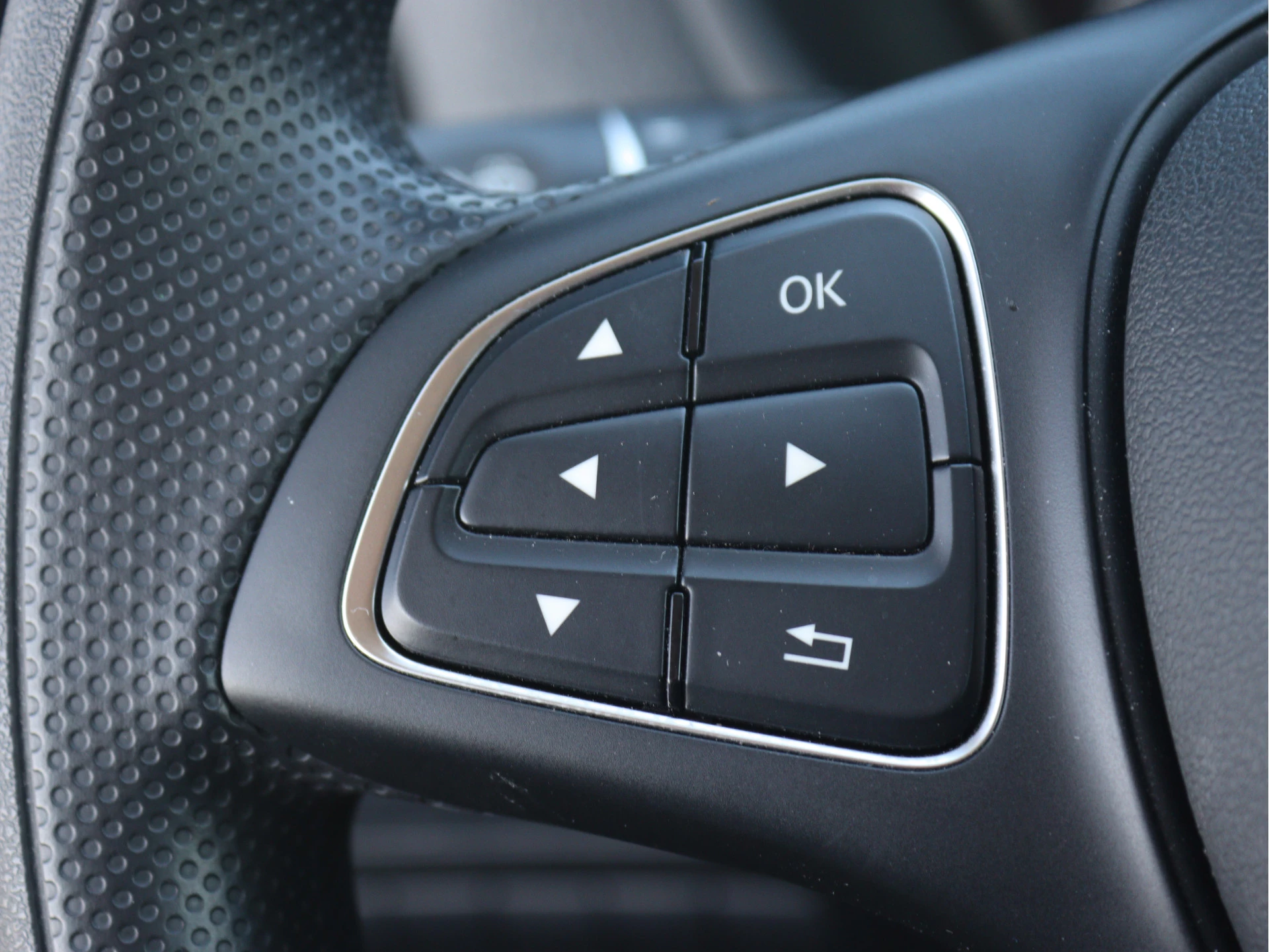 Mercedes-Benz-Vito-image-11