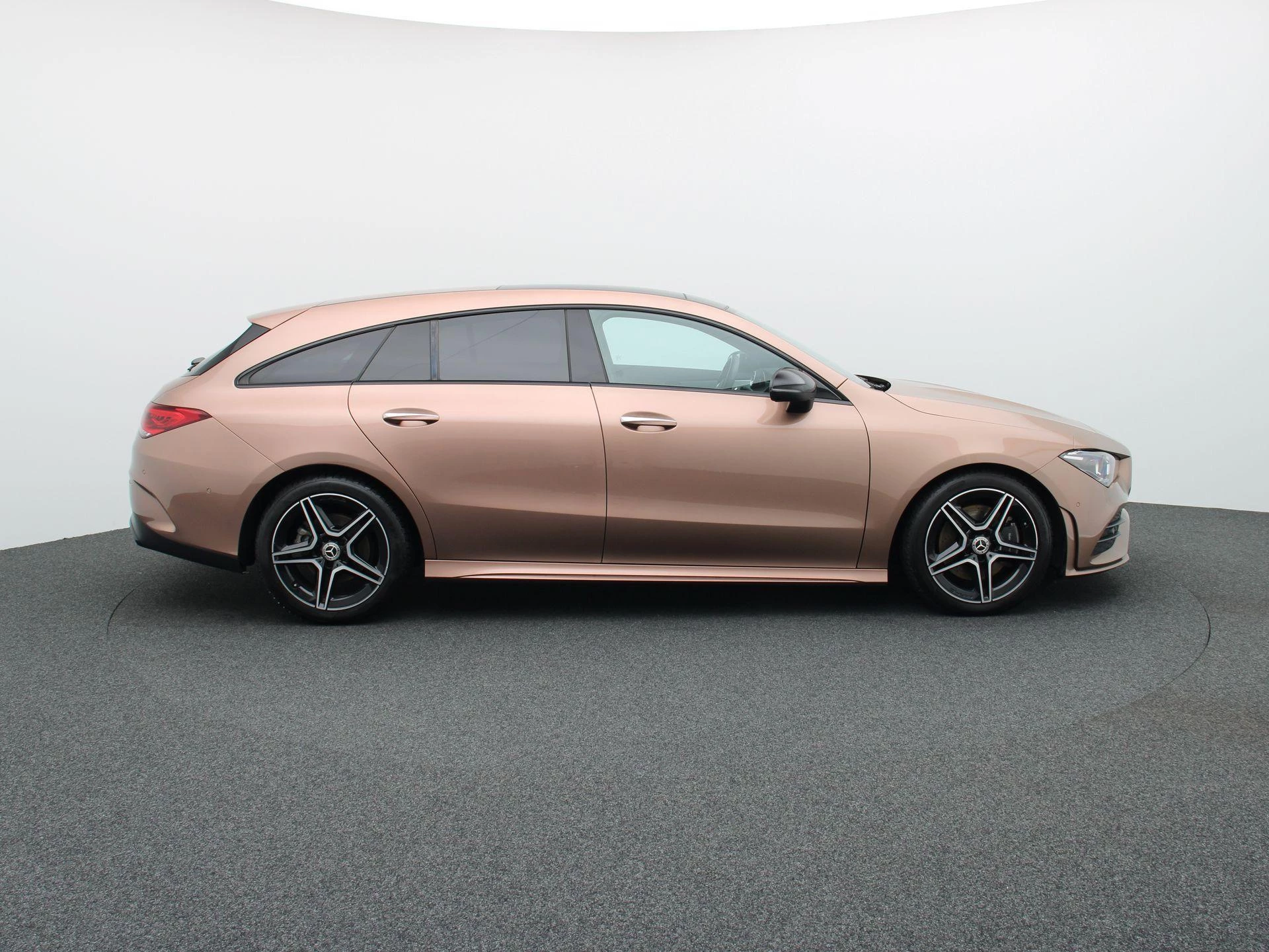 Mercedes-Benz CLA 200 d Shooting Brake + AMG LINE + PANO DAK + TREKHAAK +