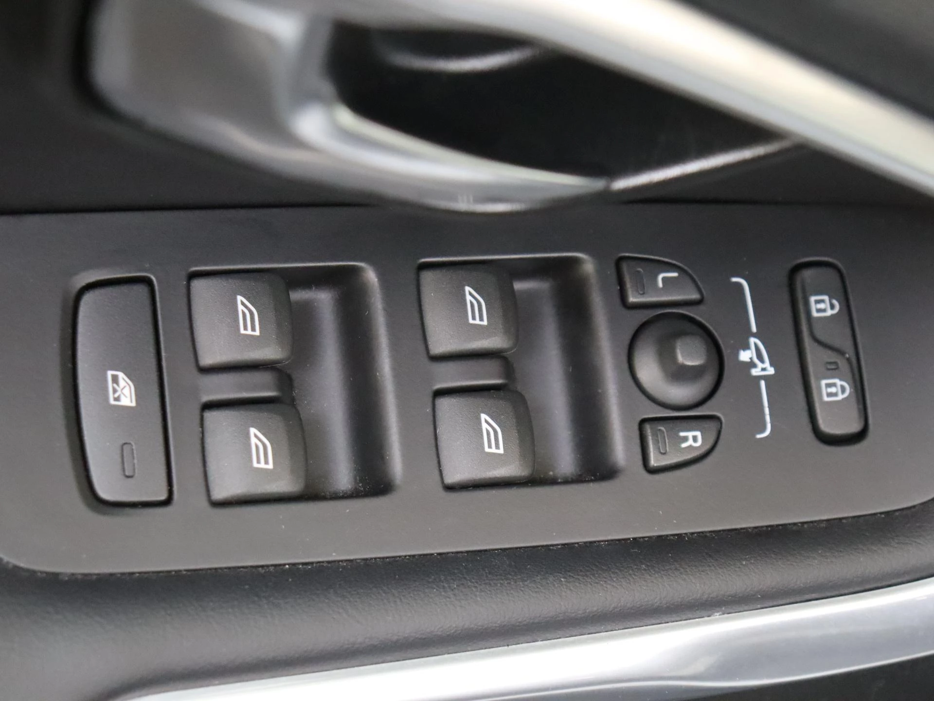 Volvo-V40-image-23