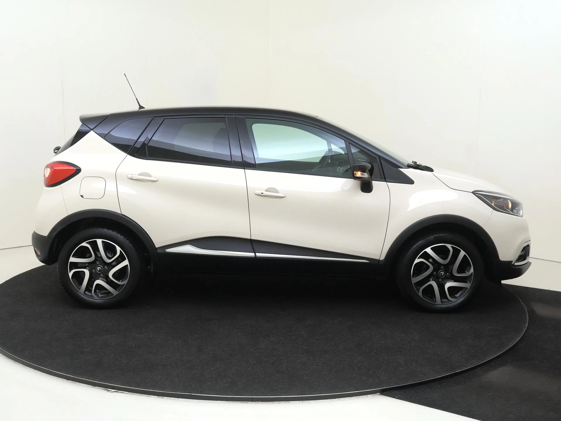 Renault-Captur-image-12