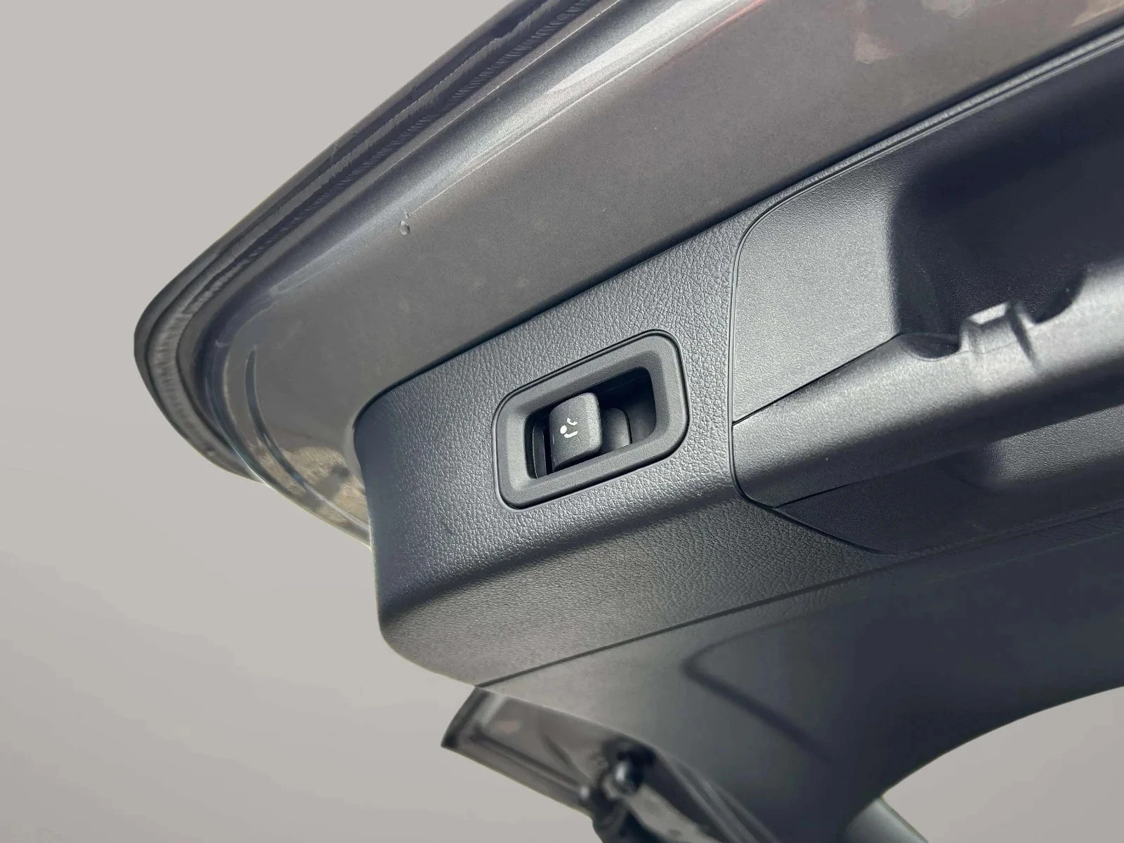 Mercedes-Benz-EQB-image-21