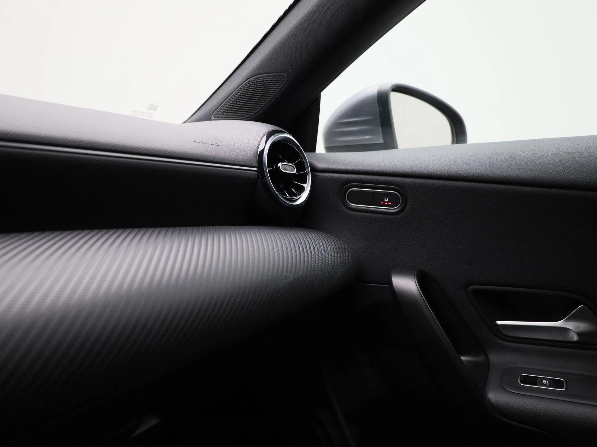 Mercedes-Benz-CLA-image-25