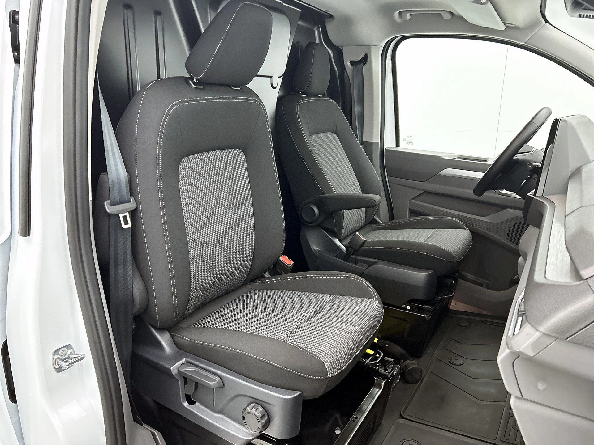 Volkswagen-e-Transporter-image-42