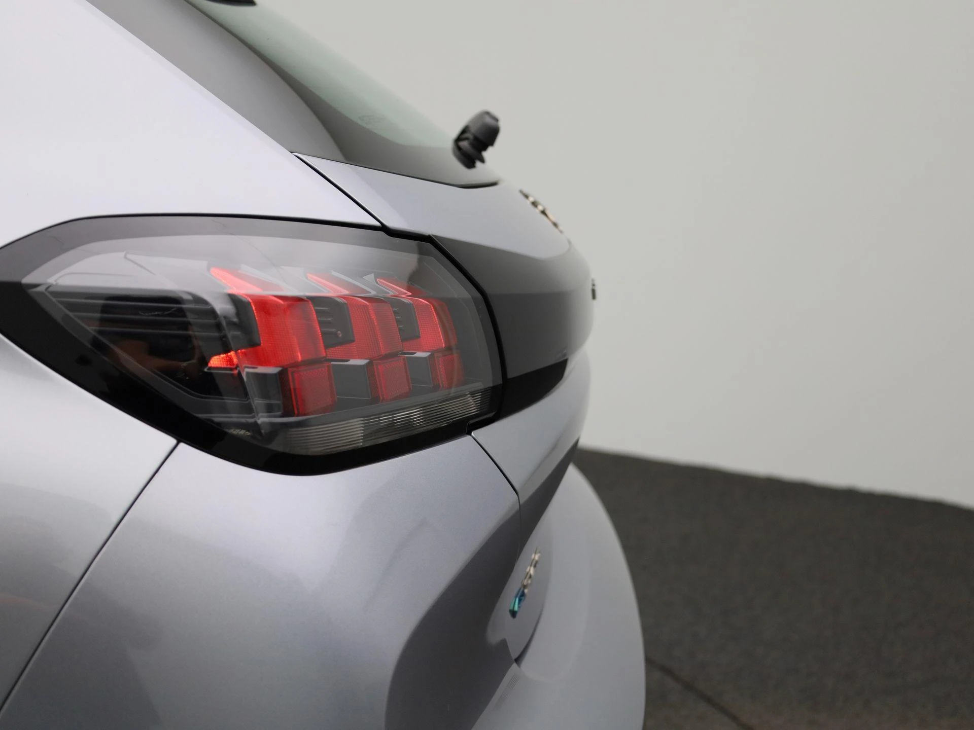 Peugeot-e-208-image-40