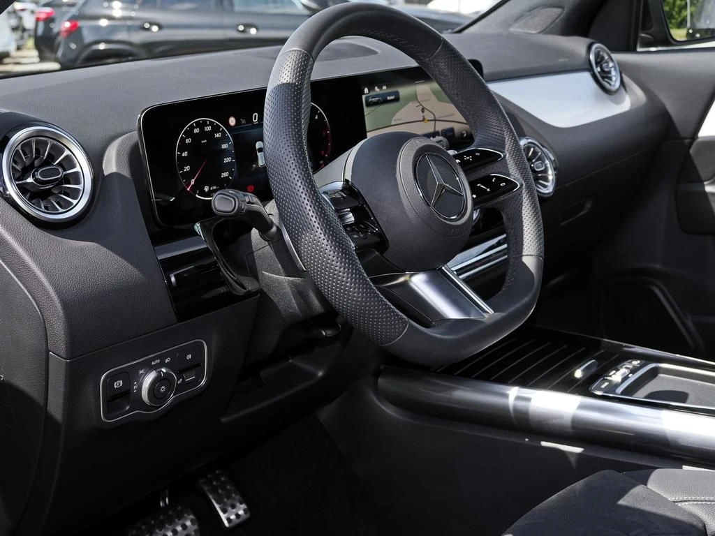 Mercedes-Benz-GLA 200 d-image-9