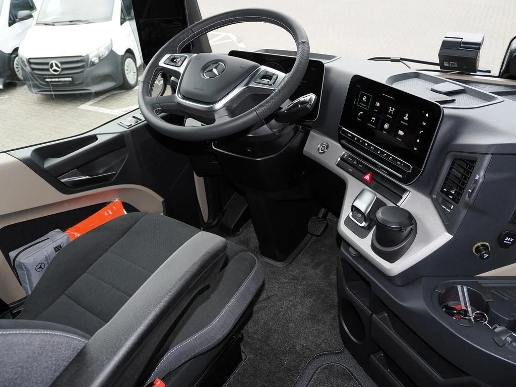 Mercedes-Benz-Actros-image-10
