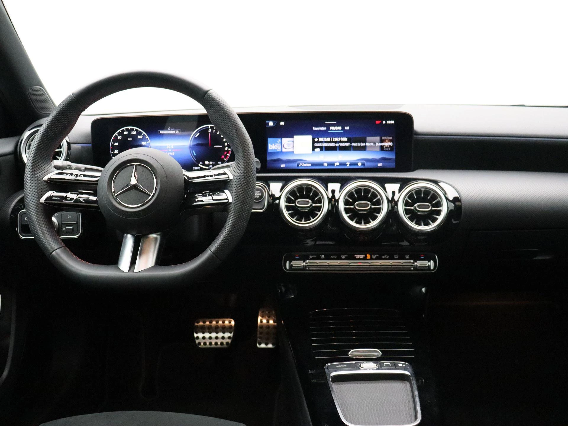 Mercedes-Benz A-Klasse 250 e AMG Line + PANO DAK + MULTIBEAM LED + CARPLAY +