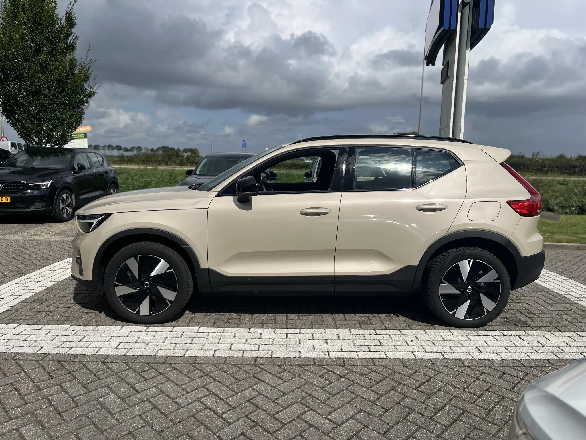 Volvo-EX40-image-2