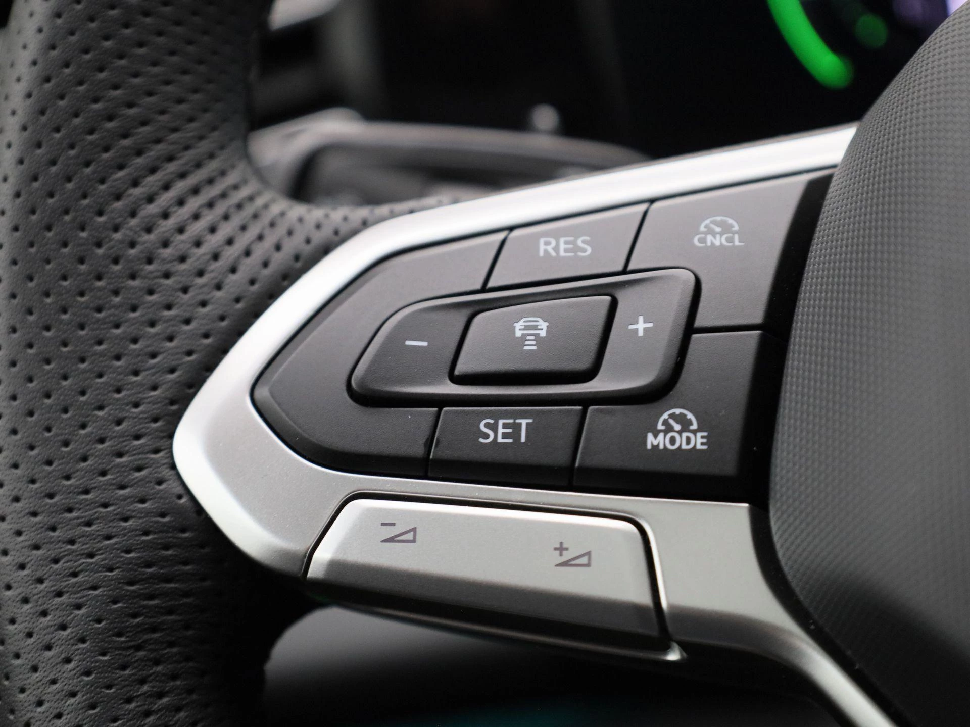 Volkswagen-Tiguan-image-18