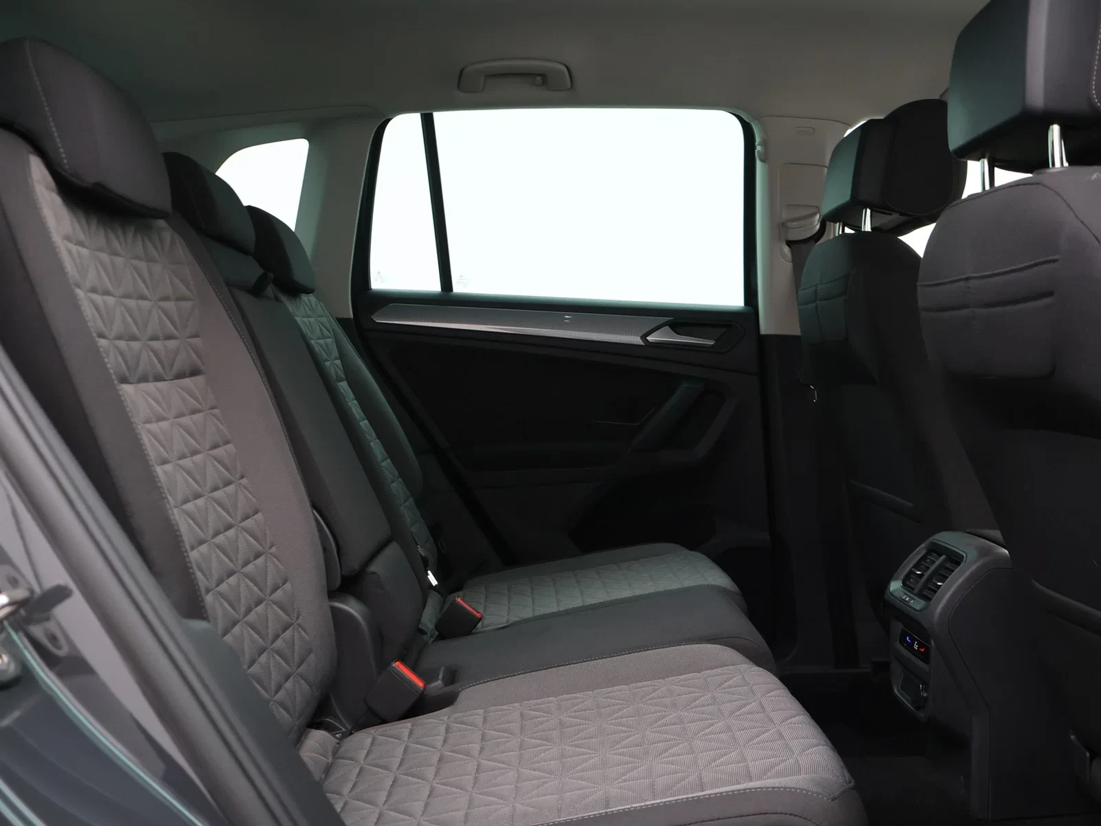 Volkswagen-Tiguan-image-9