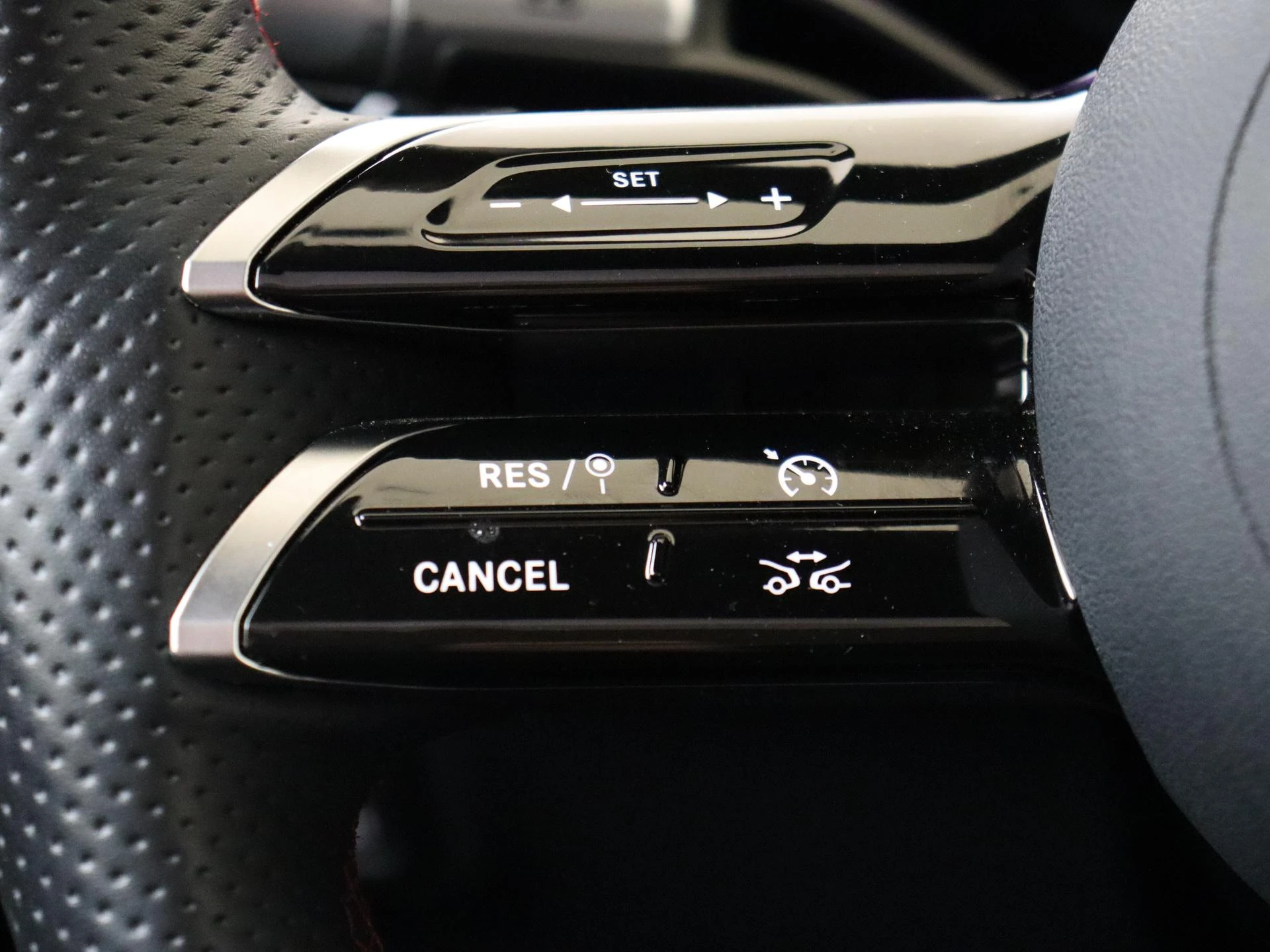 Mercedes-Benz-CLA-image-11