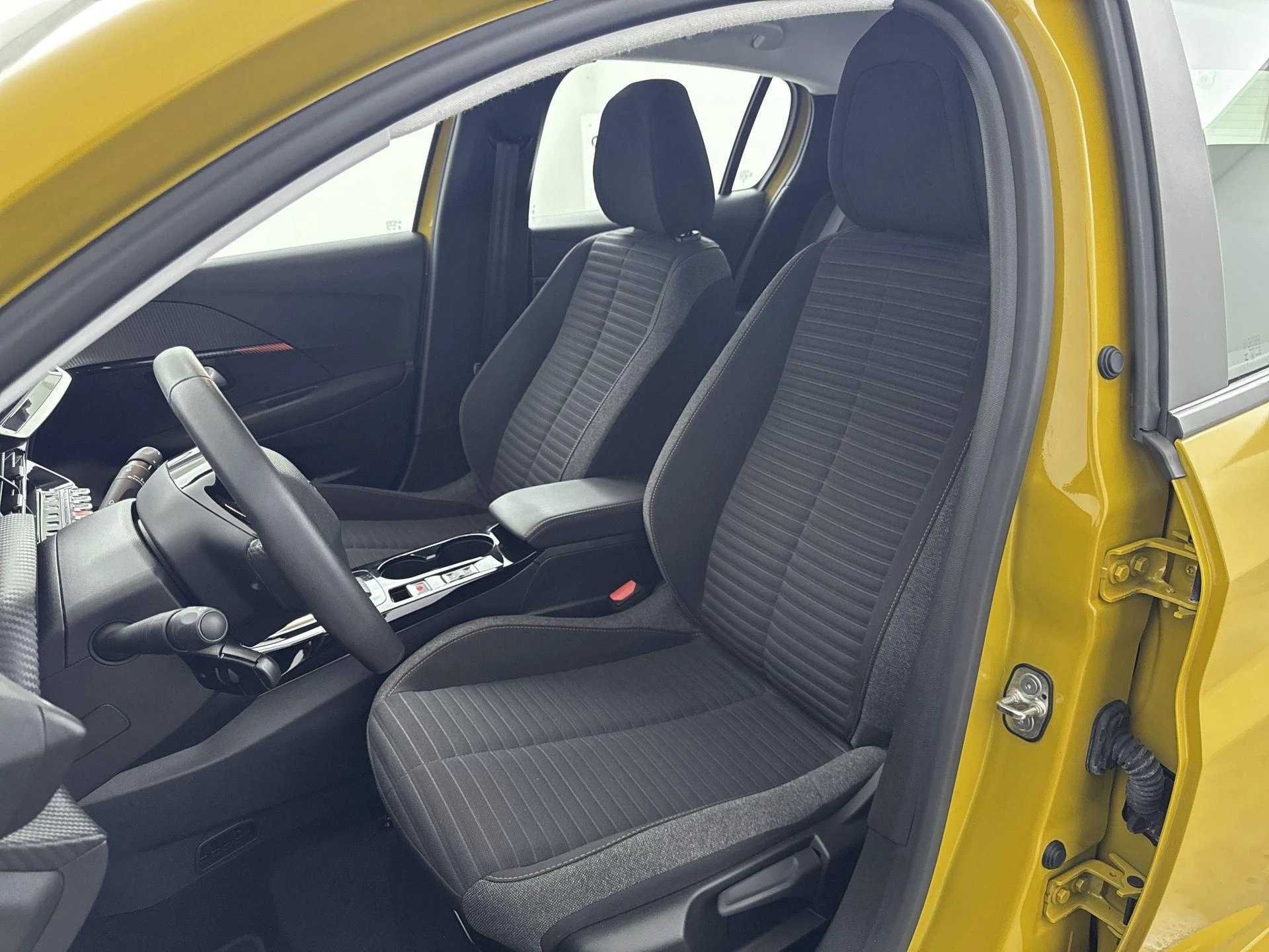 Peugeot-e-208-image-22