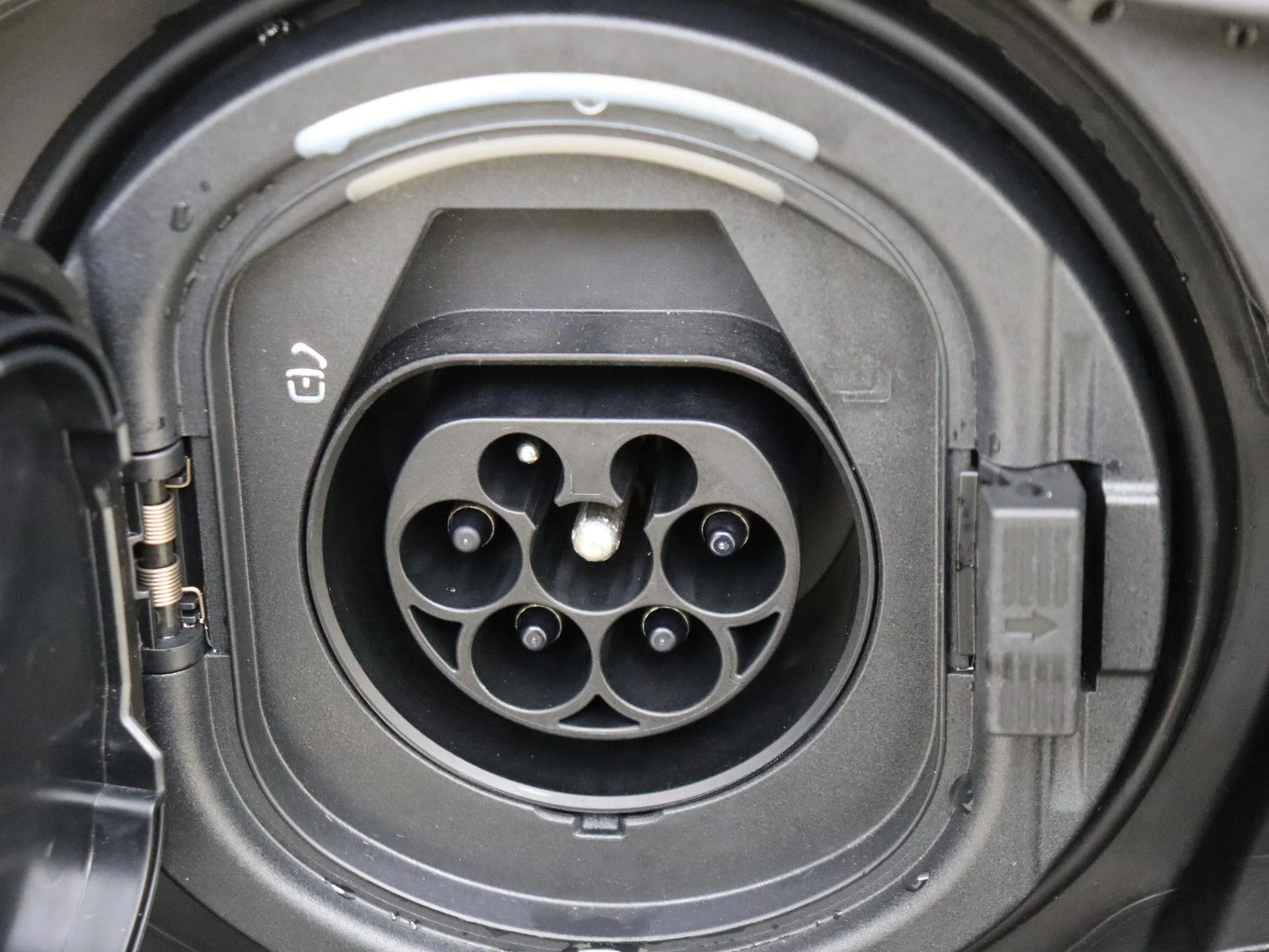 Mercedes-Benz-GLC-image-30