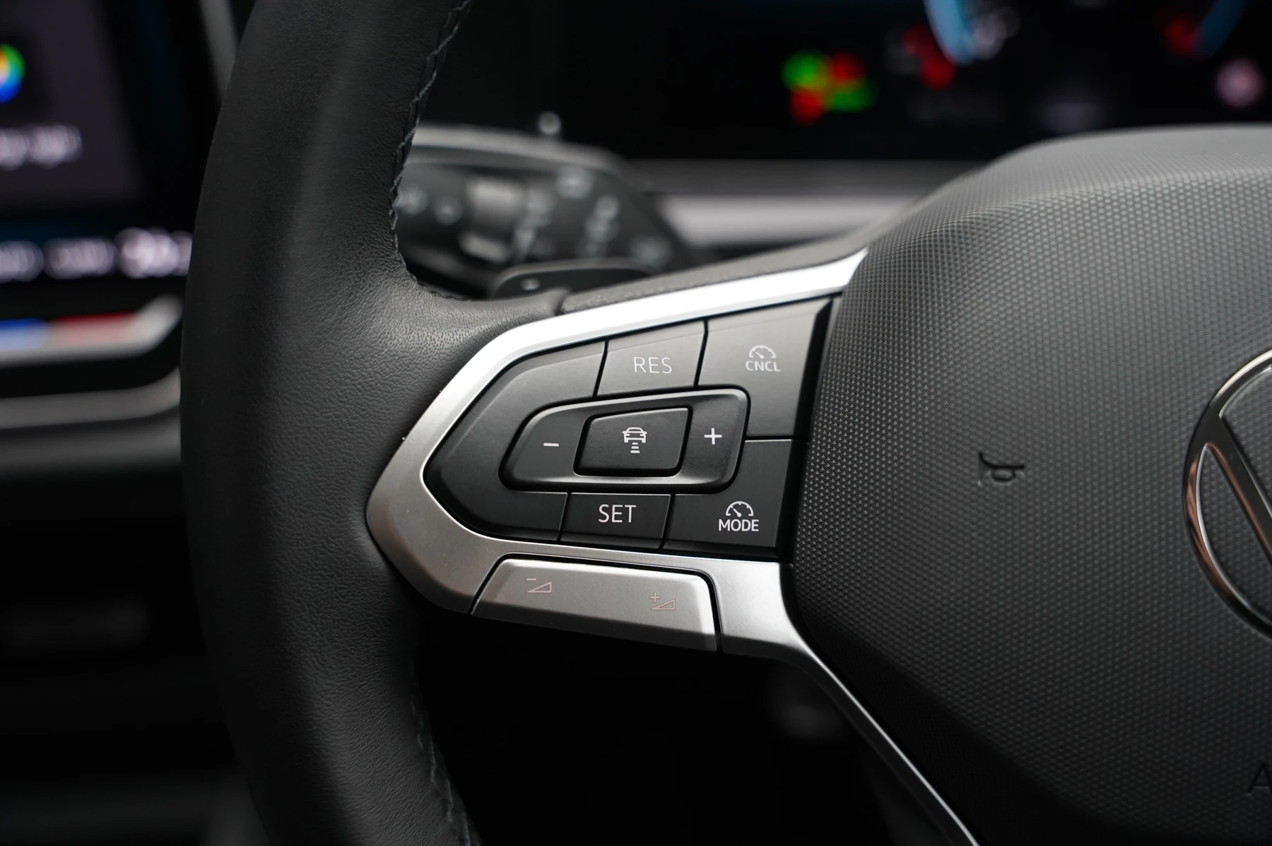 Volkswagen-Tiguan-image-17